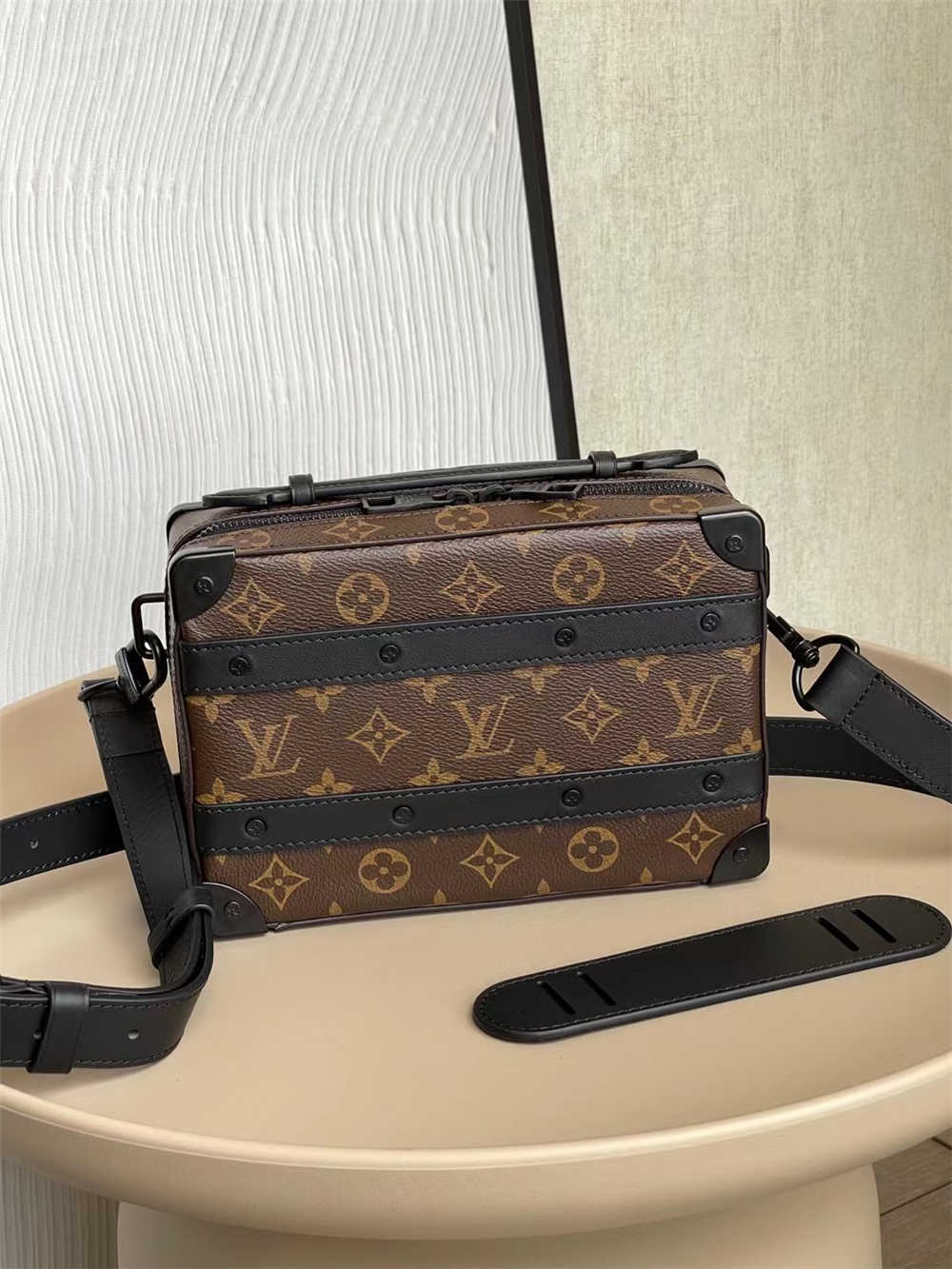 Louis Vuitton HANDLE SOFT TRUNK M45935  size：21.5x15x7cm 2025 new 